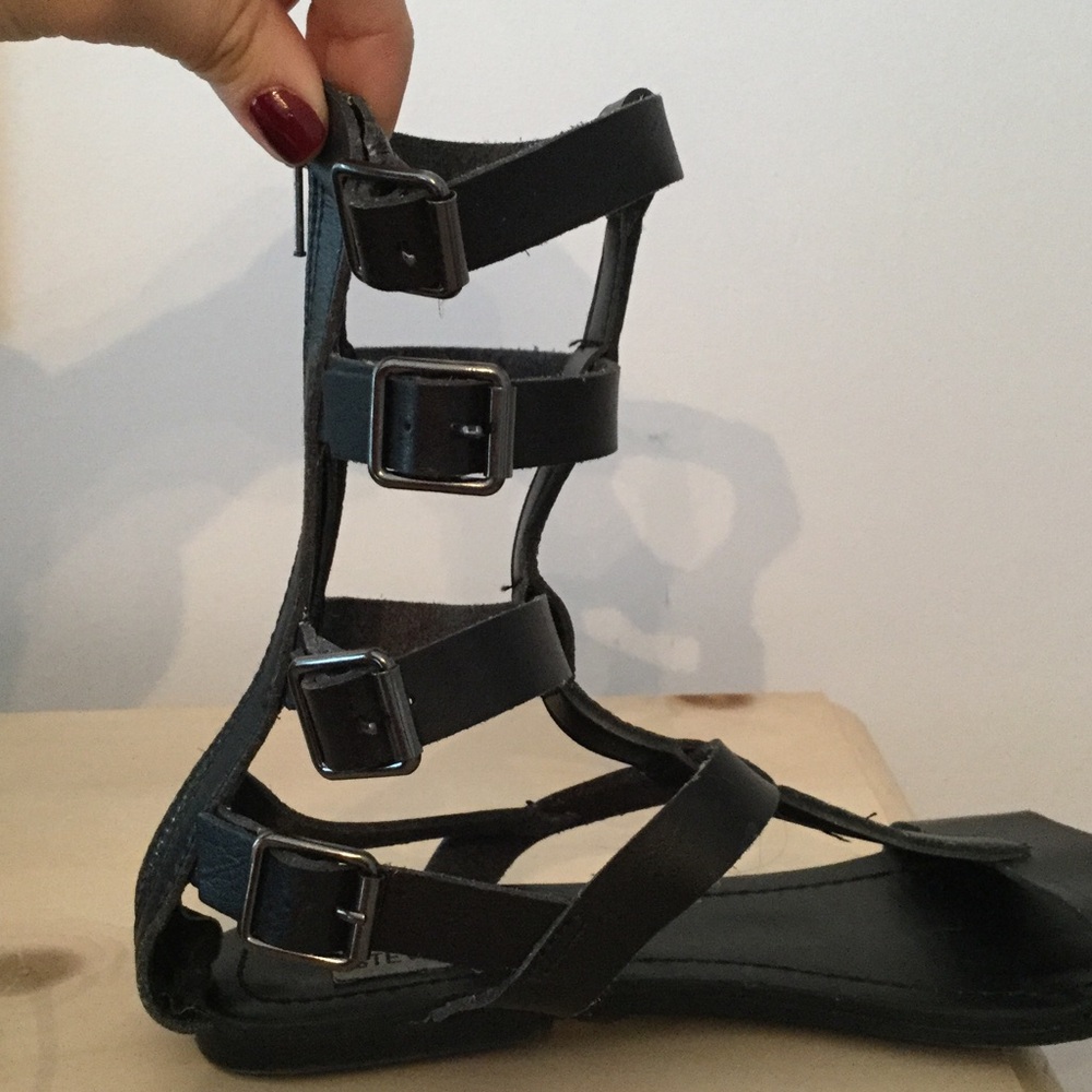 Steve Madden Black Gladiator Strappy Flat Sandals - Picture 4 of 4